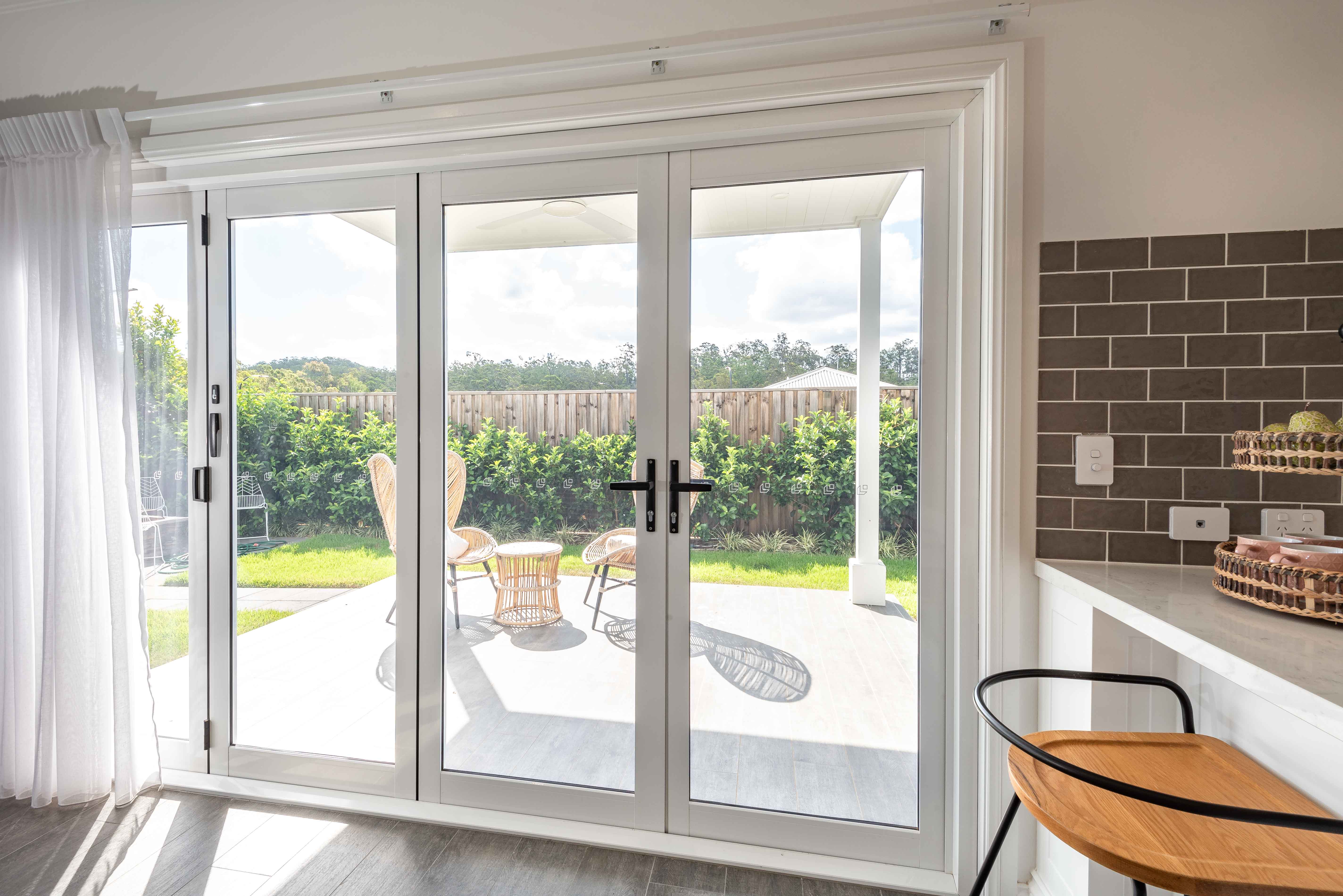 Moderne thermisch onderbroken aluminium openslaande deur met zijramen, antracietgrijs, dubbelglas, veiligheidsdeur voor terras bij villa.