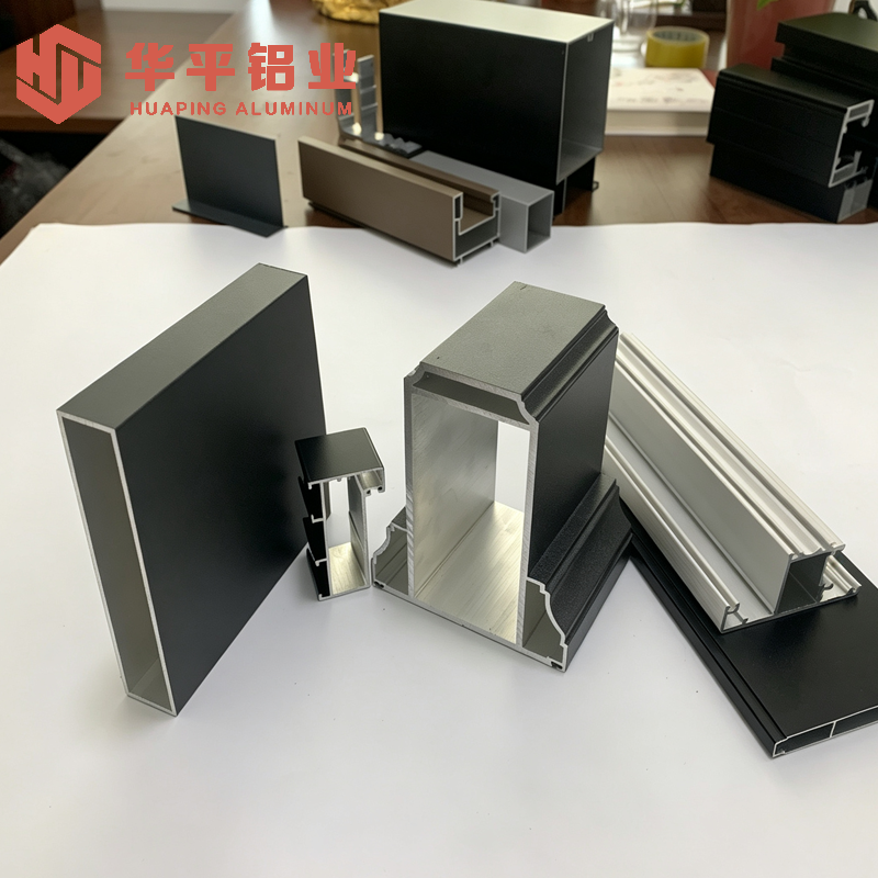 Stabiel aluminium raam- en deurprofiel met diverse decoratieve afwerkingen voor binnen- en buitendeuren en ramen.