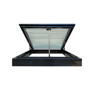 Dakramen van gehard aluminium glas met luifel, elektrische dakramen en zonwering.