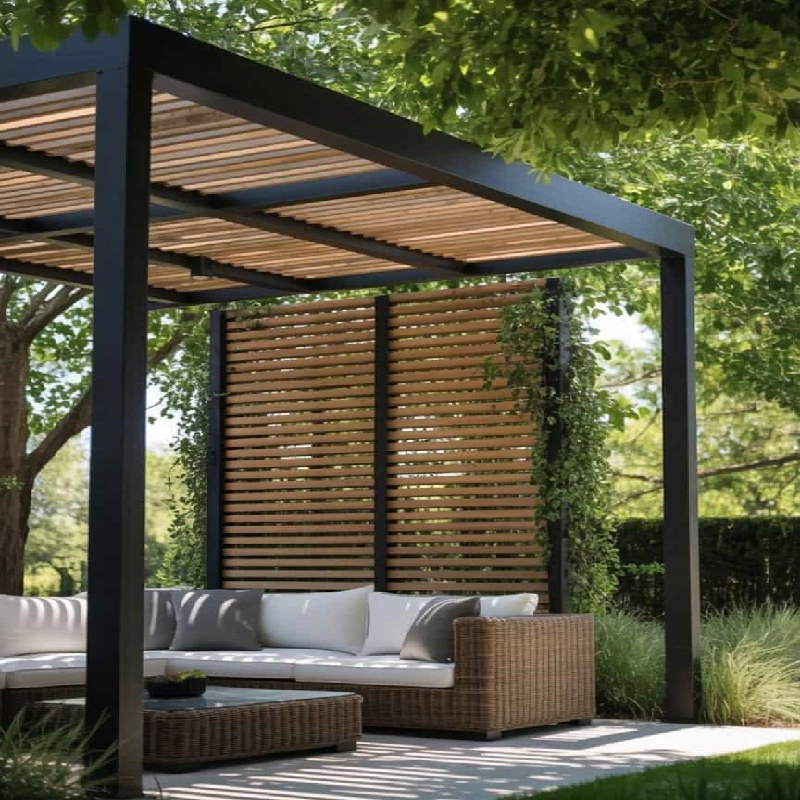 Moderne aluminium pergola voor buiten met glazen schuifdeur en dakconstructie voor een luxe achtertuin.