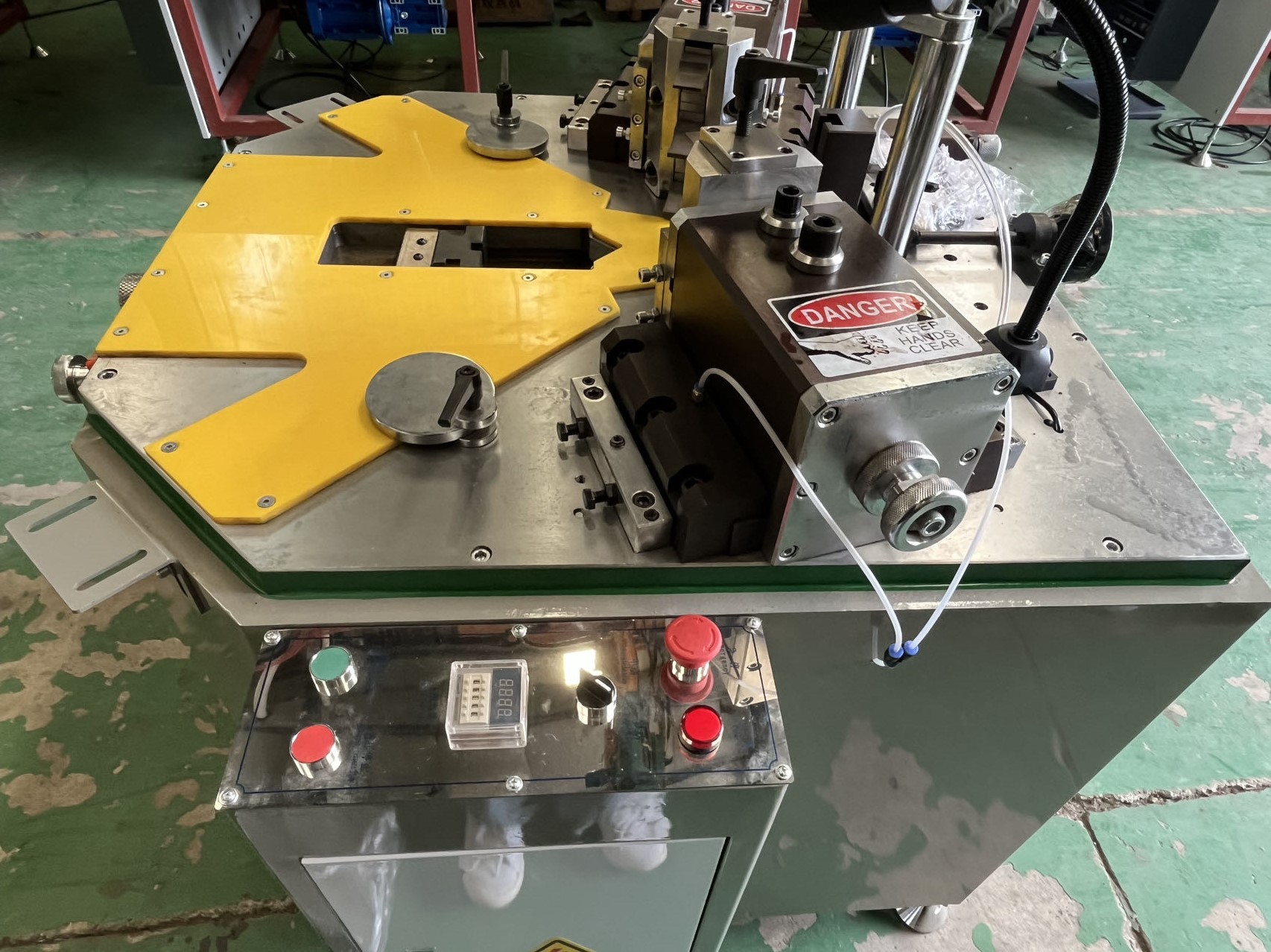 Hoekkrimpmachine voor aluminium, elektrisch gestuurde profielen, krimpmachine met thermische onderbreking