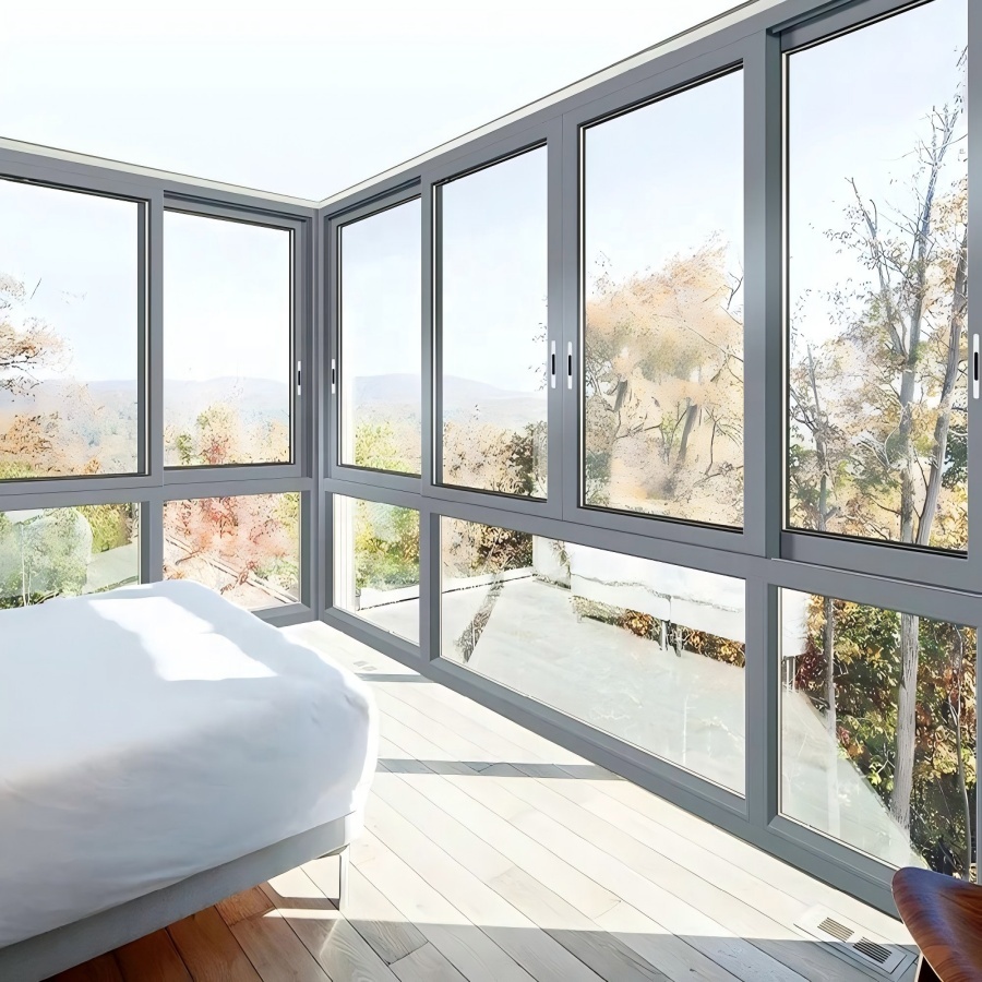Moderne schuiframen en -deuren van aluminiumlegering met glas, thermische onderbreking en winddichte eigenschappen, geschikt voor buitentoepassingen in hotels en villa's.
