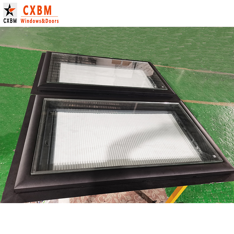 Dakramen van gehard aluminium glas met luifel, elektrische dakramen en zonwering.