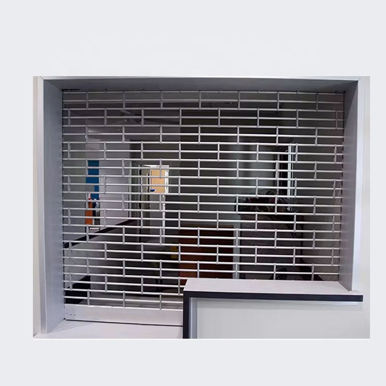 Professionele, op maat gemaakte aluminium roldeur met opengewerkte structuur en antidiefstalbeveiliging voor buitengebruik in winkelcentra en magazijnen.