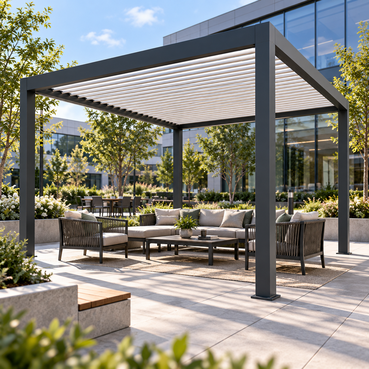 Strakke, op presentatie gerichte, gemotoriseerde lamellensystemen, Bioclimatica pergola van aluminium voor buiten, geschikt voor ontvangstruimtes van autoklanten.
