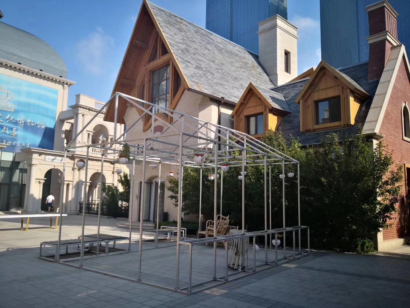 Op maat gemaakte architectonische serre met T-profiel aluminium frame van 6063-T5 legering, inclusief buigen, snijden en lassen, en een helder geanodiseerde afwerking.