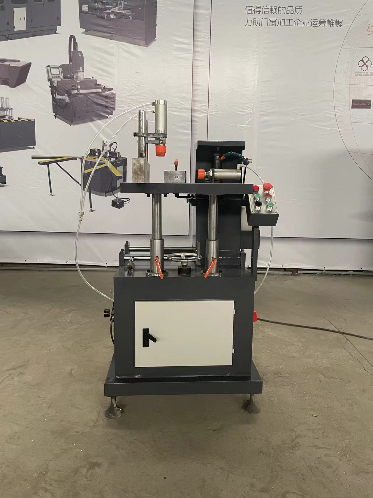 Machines voor de productie van deuren en ramen van aluminiumlegering, freesmachines voor aluminium profielen.