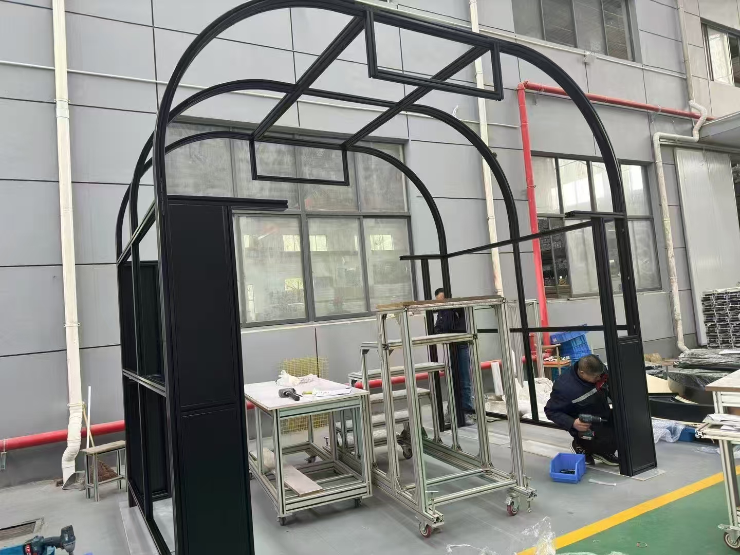 Op maat gemaakte architectonische serre met T-profiel aluminium frame van 6063-T5 legering, inclusief buigen, snijden en lassen, en een helder geanodiseerde afwerking.