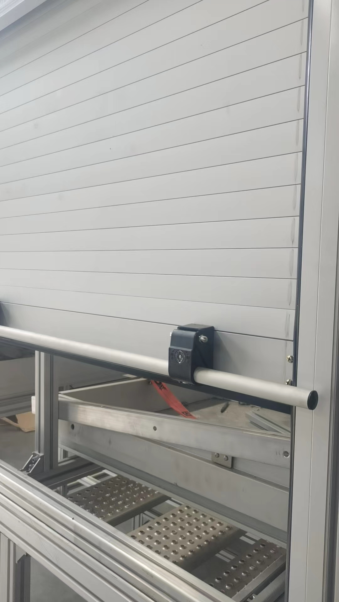 Vrachtwagens met roldeur van aluminiumlegering voor brandbeveiliging.