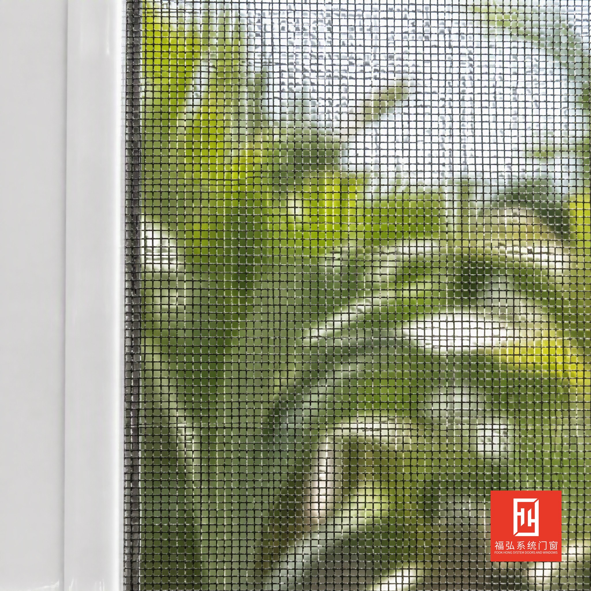 Moderne aluminium schuifhor met roestvrijstalen horgaas, thermische isolatie en insectenwering voor buiten.