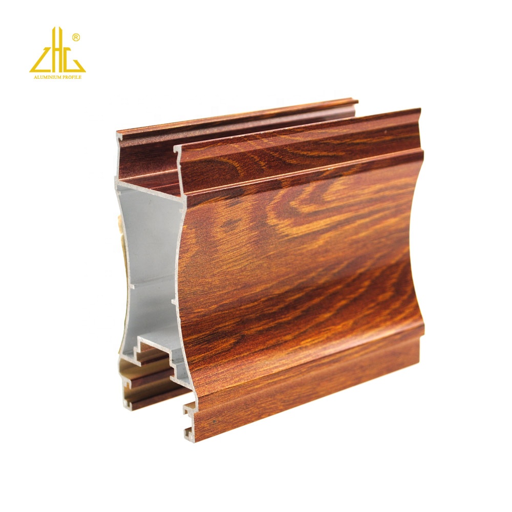 Accessoires van hout en aluminium, schuiframen, aluminium deuren en ramen voor woonhuizen.