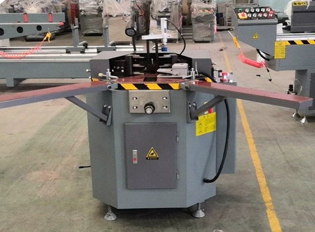 Hoekkrimpmachine voor aluminium, elektrisch gestuurde profielen, krimpmachine met thermische onderbreking