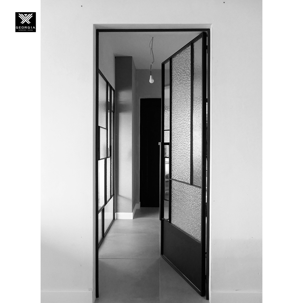 Hoogwaardige, op maat gemaakte, gekleurde smeedijzeren stalen binnendeuren voor woningen met regenbestendig glas, moderne smalle Crittall deuren.