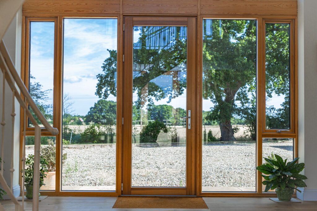 Moderne thermisch onderbroken aluminium openslaande deur met zijramen, antracietgrijs, dubbelglas, veiligheidsdeur voor terras bij villa.