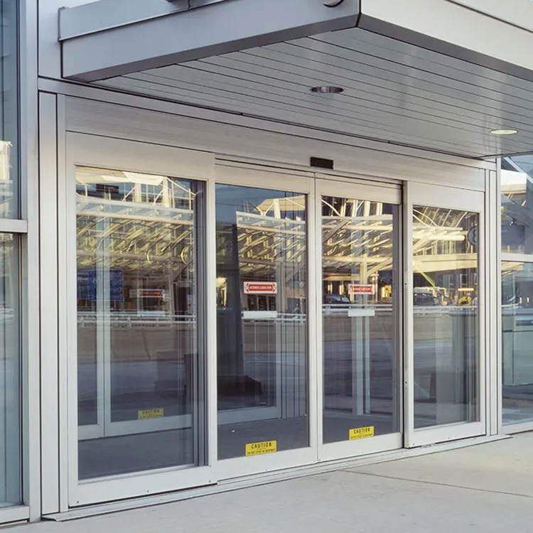 Goede verlichting, dubbele aluminium radarsensor, automatische schuifdeur van glas aan de binnenzijde, duurzame glazen schuifdeur voor de entree.