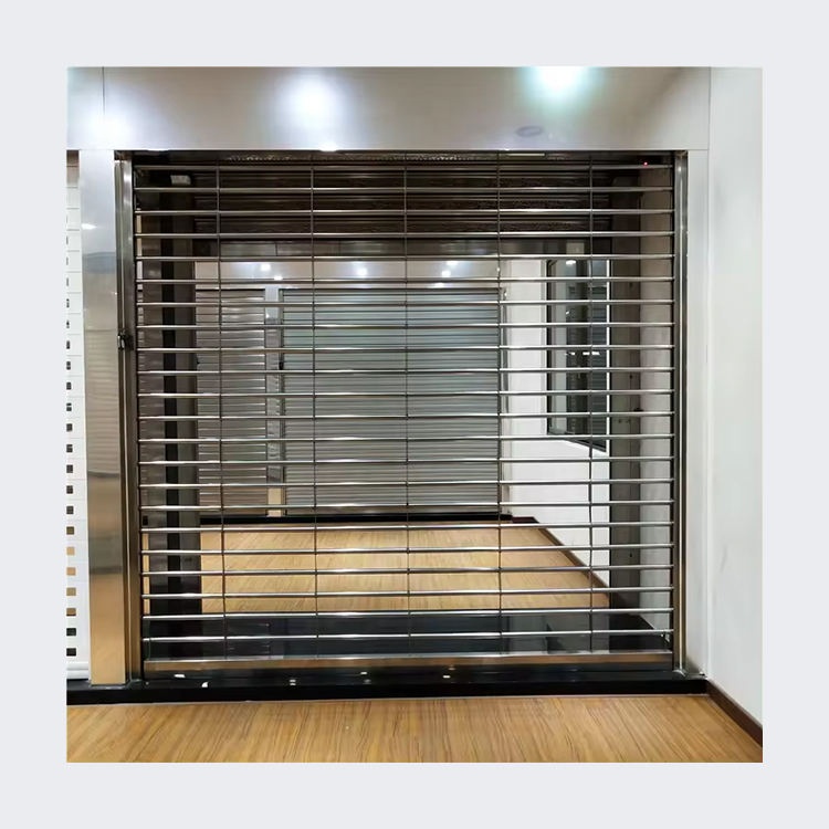 Professionele, op maat gemaakte aluminium roldeur met opengewerkte structuur en antidiefstalbeveiliging voor buitengebruik in winkelcentra en magazijnen.