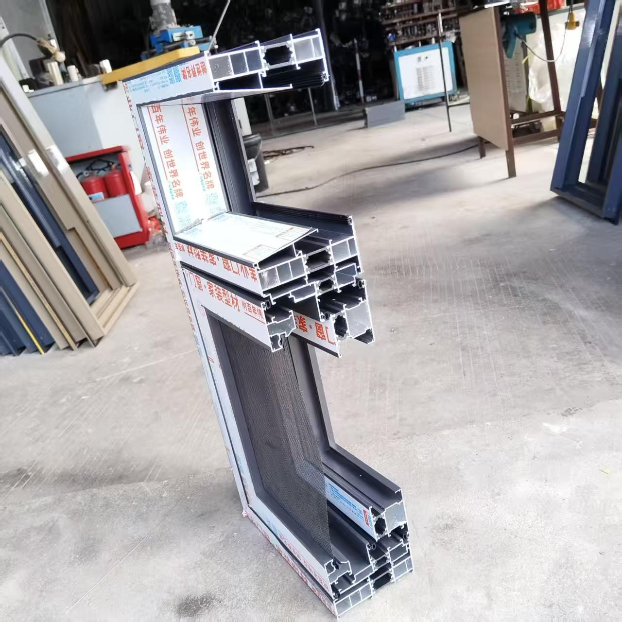 Thermisch onderbroken aluminium draaideur voor badkamer, vochtbestendig, roestvrij, geluidsarm en op maat gemaakt.