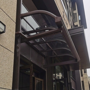 Raamluifel met gepoedercoat aluminium frame, luifel van massief PC-plaat, zon- en regenbescherming voor de ingang van een villa