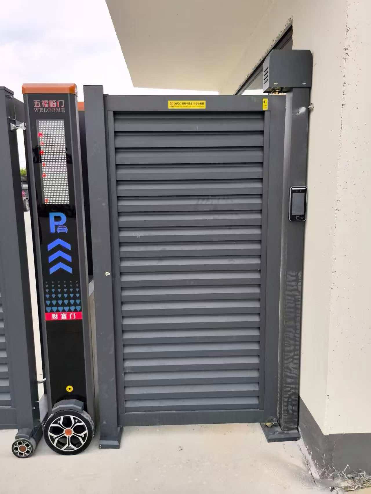 Moderne winddichte automatische elektrische schuifpoort van aluminiumlegering met veiligheidsdeur