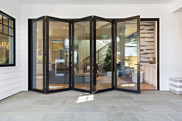 Luxe geïsoleerde buitenzijde met dubbel glas, Franse aluminium entree en vouwdeuren van glas.