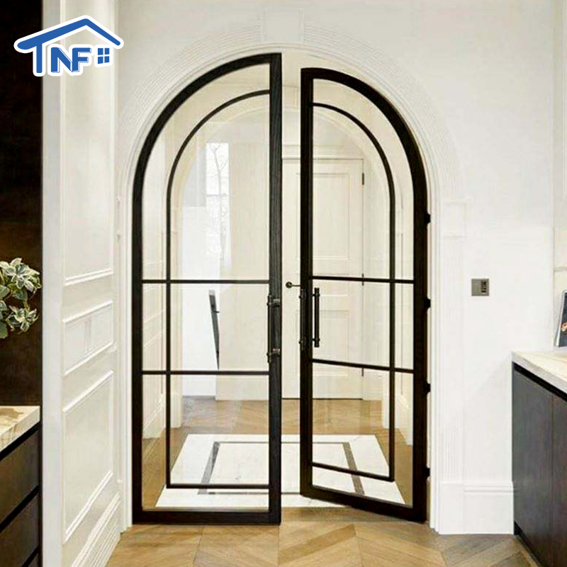 Op maat gemaakte slanke, aluminium frame draaibare glazen Crittall-stijl gebogen binnendeuren met dubbel glas voor terras en entree.