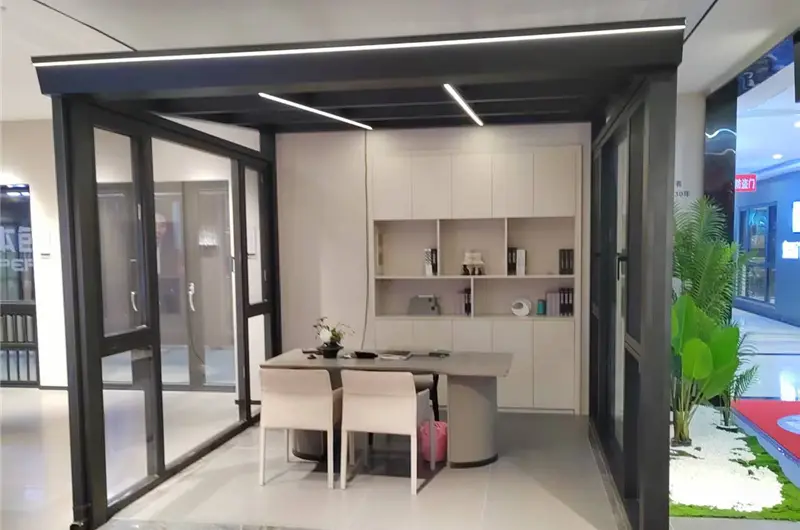 Flagship showroom met aluminium ramen en deuren – interieur 5