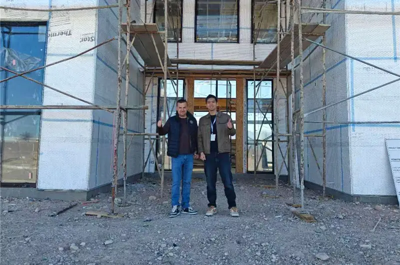 Klant bij oplevering van aluminium ramen – foto 4