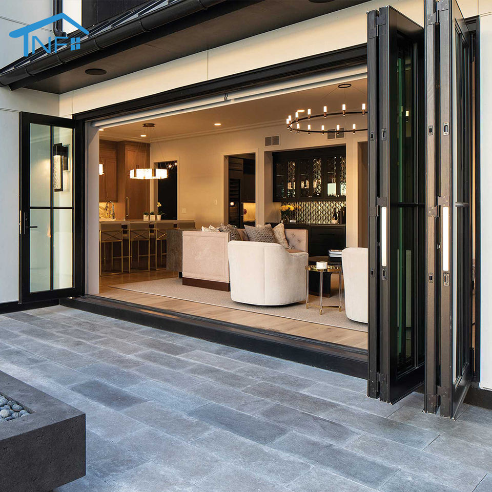 Commerciële moderne, energiezuinige aluminium vouwdeur voor hotels, afgewerkte buitenkant met thermische onderbreking, accordeonvouw, dubbel glas.