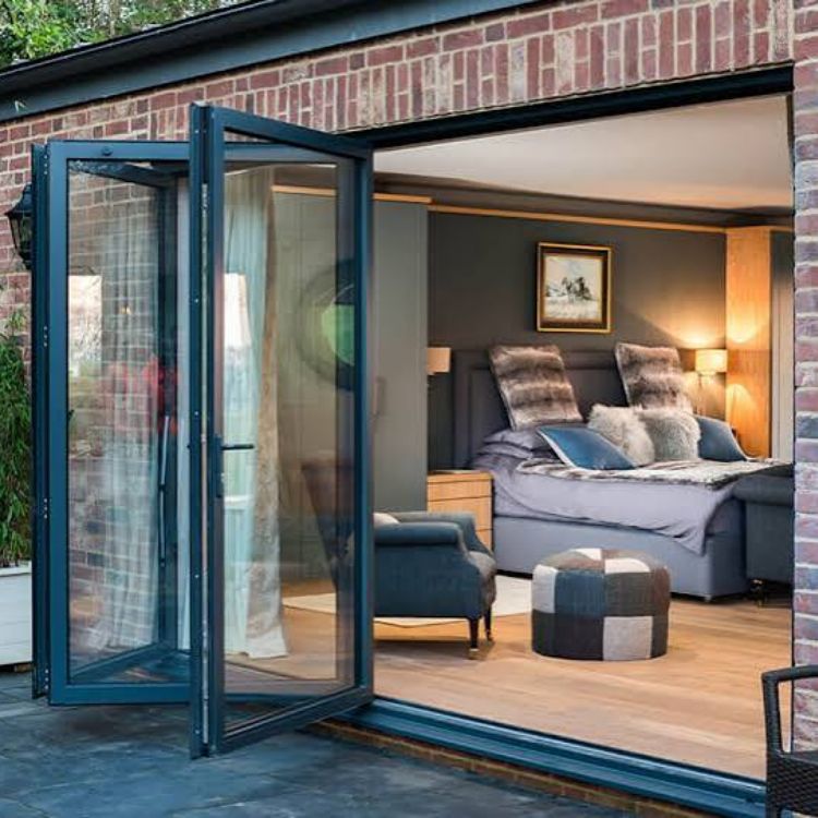 Aluminium vouwdeur met dubbel glas, thermisch onderbroken door helder glas, geschikt voor keukenafscheiding, interieur van huis, appartement of villa.