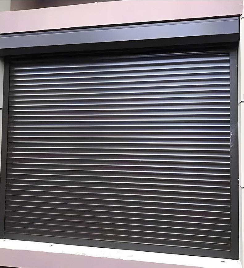 Modern design geluidsdichte rolluiken van aluminiumlegering, bestand tegen orkanen en stormen, gemaakt van PVC.