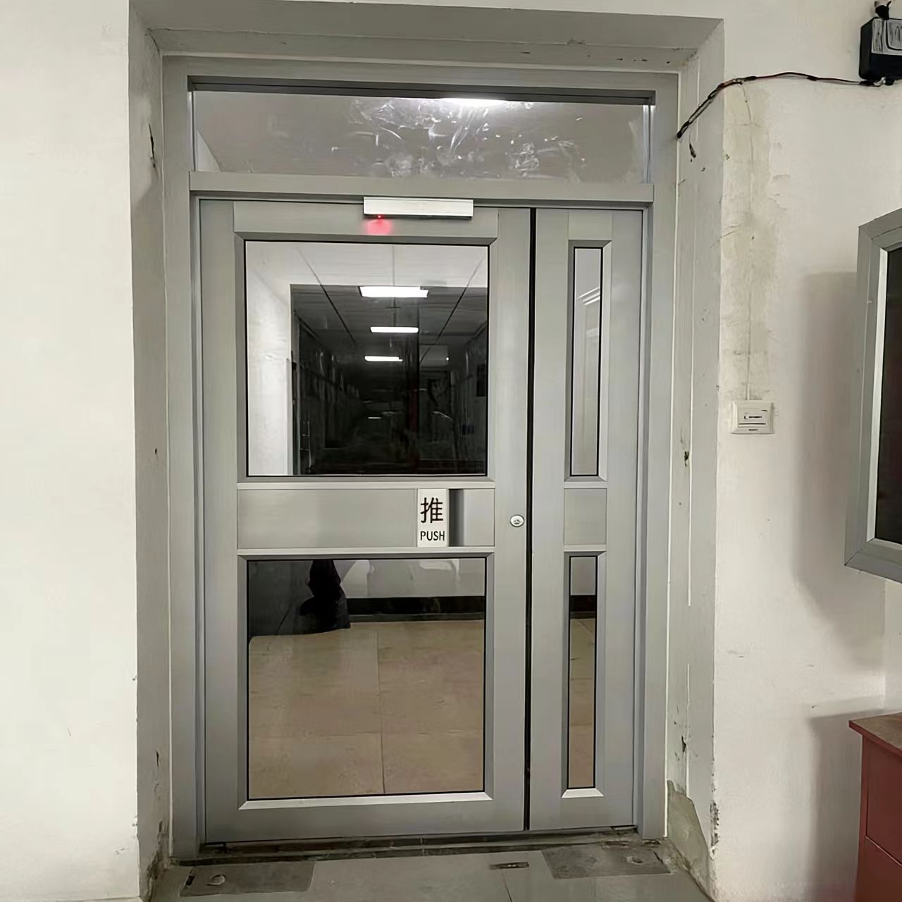 Moderne commerciële winkelpui, glazen zijopening, aluminium deur, dubbel gehard, geïsoleerd, waterdicht glas, geschikt voor winkelcentrum en ziekenhuis.