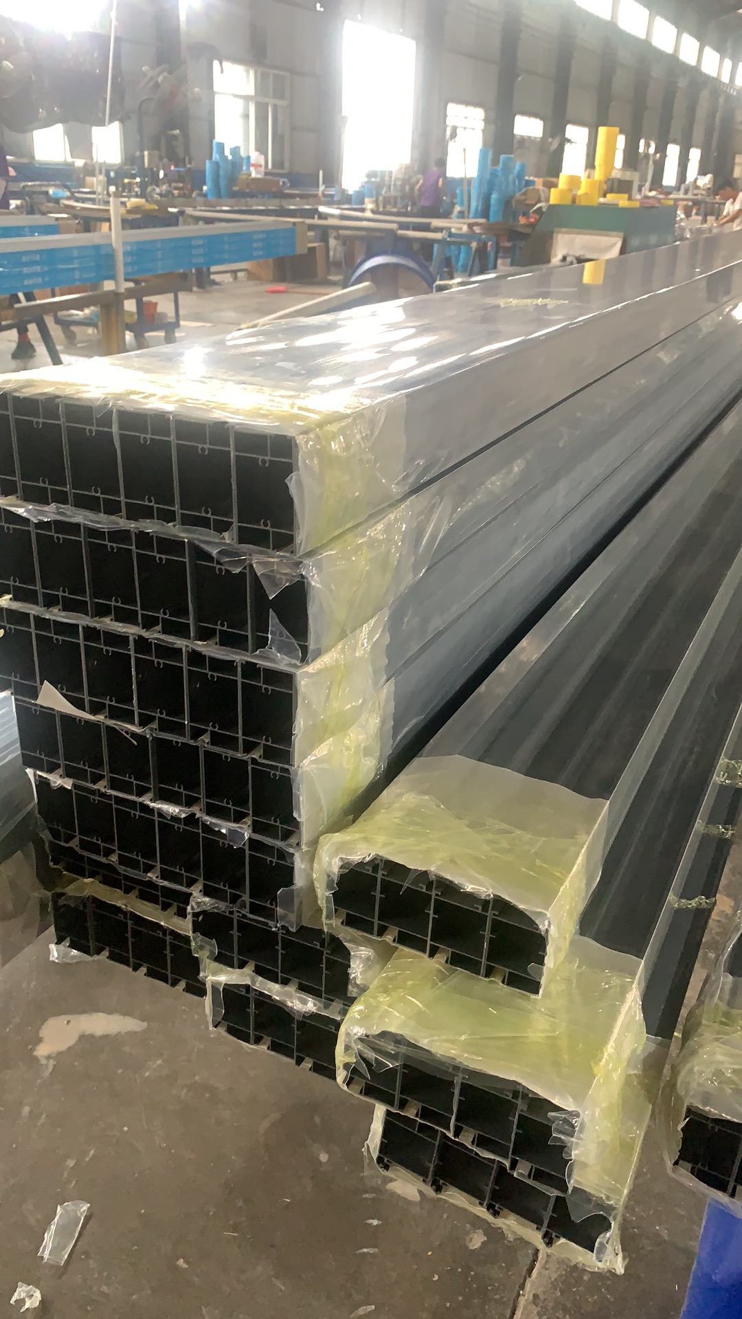 Hoogwaardige aluminium profielen uit de 6000-serie voor ramen en deuren, legering 6063-T5. Zaagservice beschikbaar.