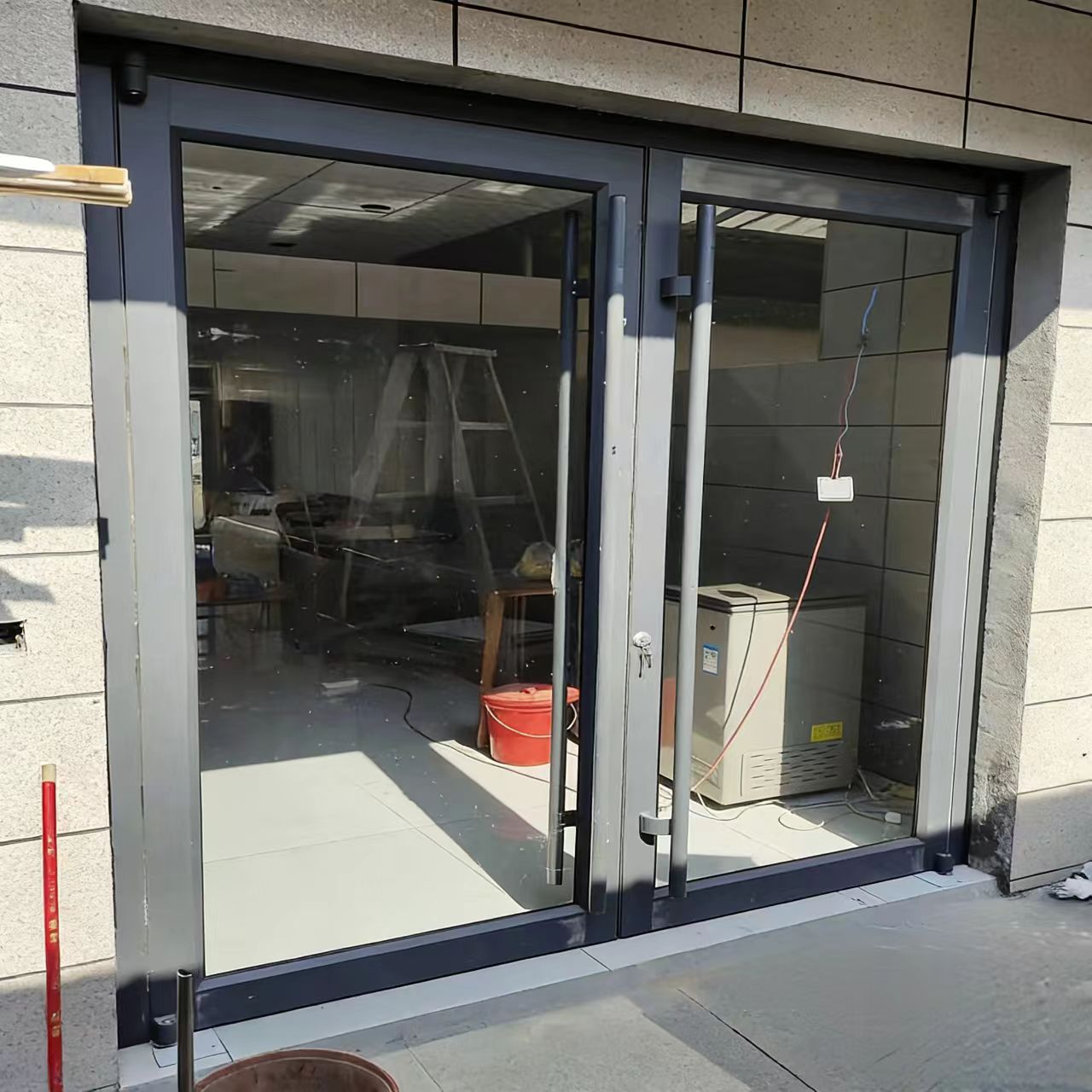 Moderne commerciële winkelpui, glazen zijopening, aluminium deur, dubbel gehard, geïsoleerd, waterdicht glas, geschikt voor winkelcentrum en ziekenhuis.