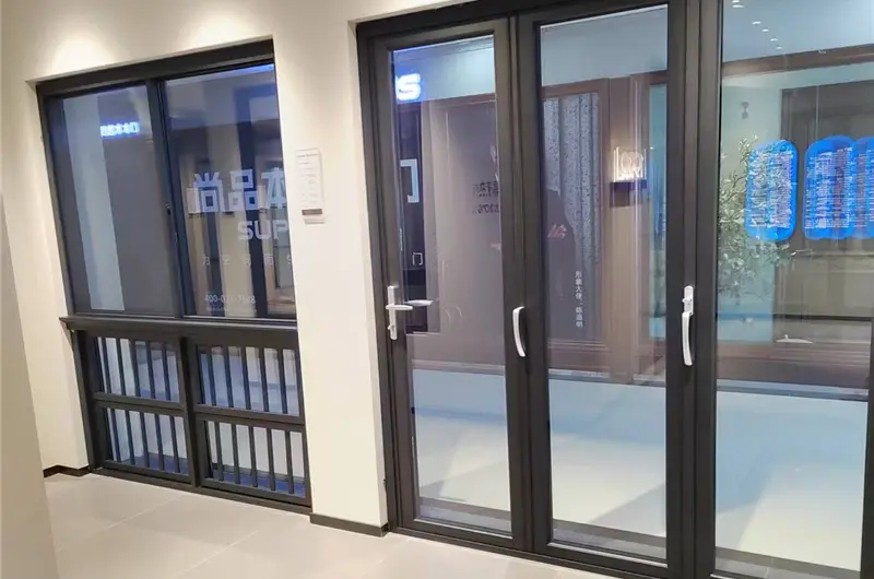 Flagship showroom met aluminium ramen en deuren – interieur 6