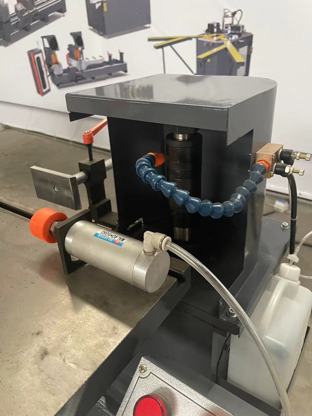 Machines voor de productie van deuren en ramen van aluminiumlegering, freesmachines voor aluminium profielen.