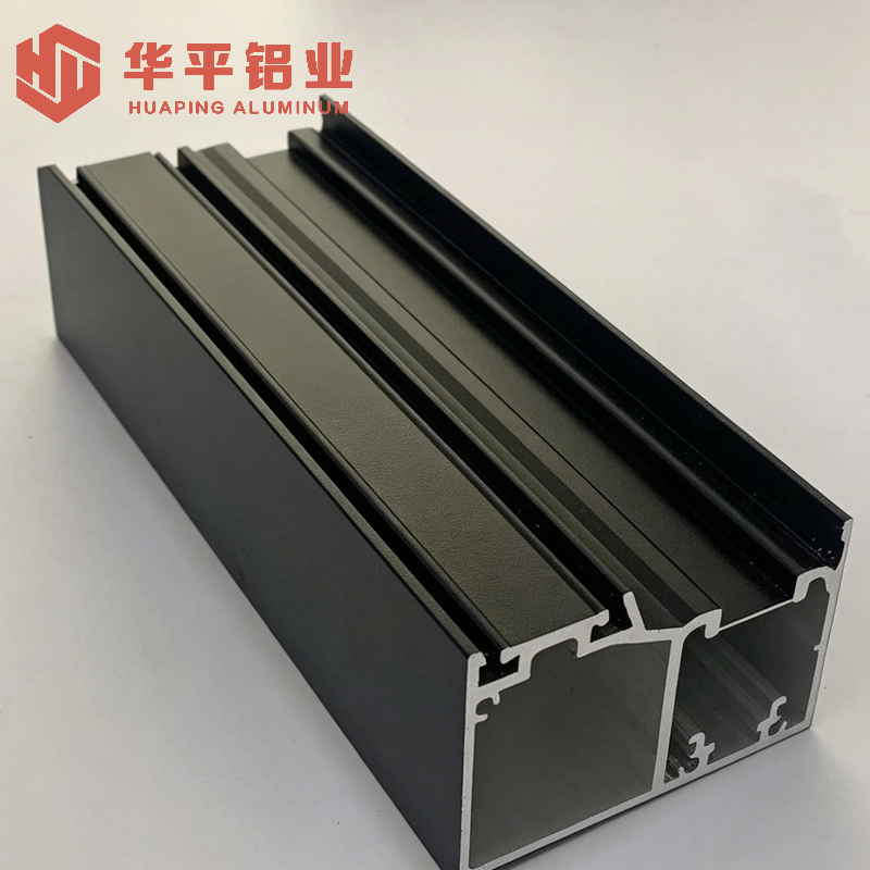 Stabiel aluminium raam- en deurprofiel met diverse decoratieve afwerkingen voor binnen- en buitendeuren en ramen.