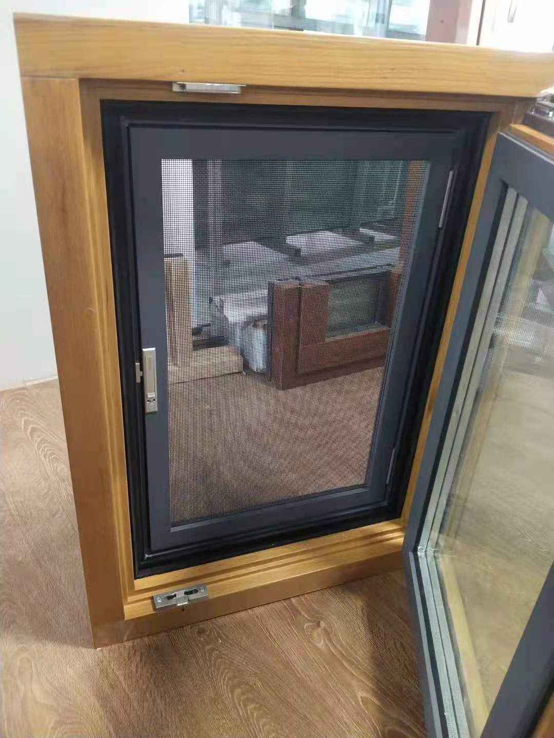 Aluminium beklede houten draai-kiepramen met horren.
