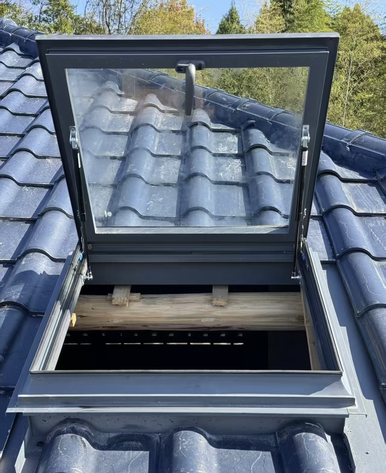 Op maat gemaakt vast frame van aluminiumlegering, vouwdakraam, dubbel geïsoleerd plat dakraam, warmte-isolatie, trap.