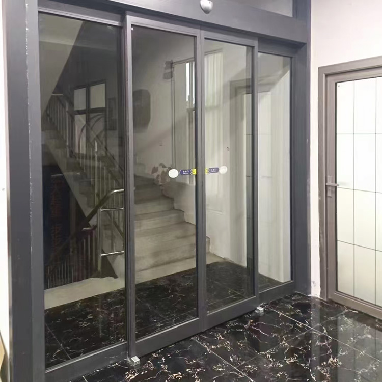 Goede verlichting, dubbele aluminium radarsensor, automatische schuifdeur van glas aan de binnenzijde, duurzame glazen schuifdeur voor de entree.