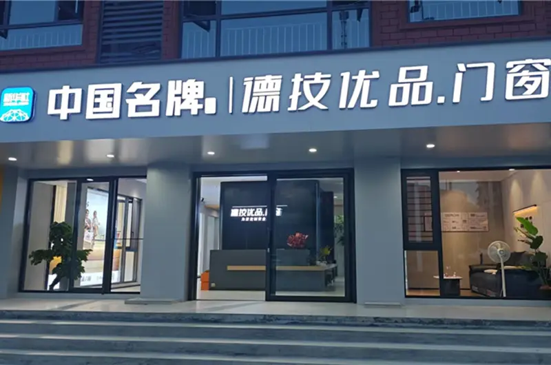 Flagship showroom met aluminium ramen en deuren – interieur 7