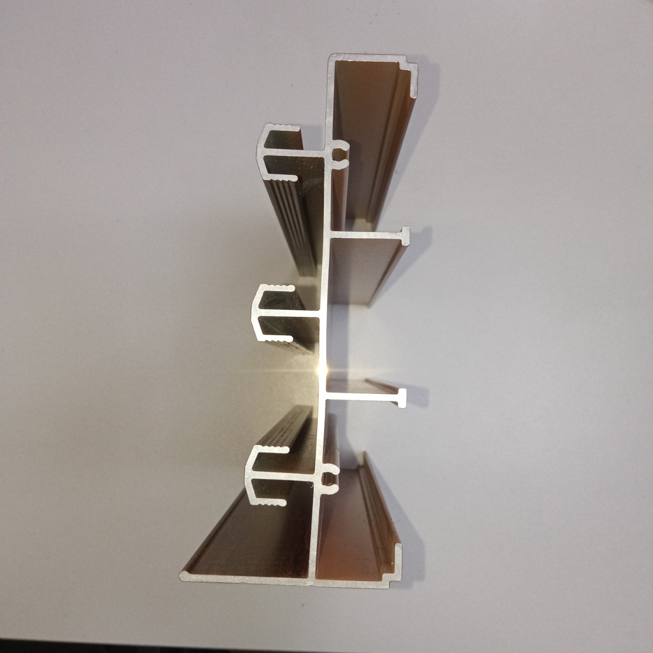 Aluminium schuifdeur- en raamprofielen met houtnerfstructuur, vervaardigd in een Vietnamese aluminiumfabriek.