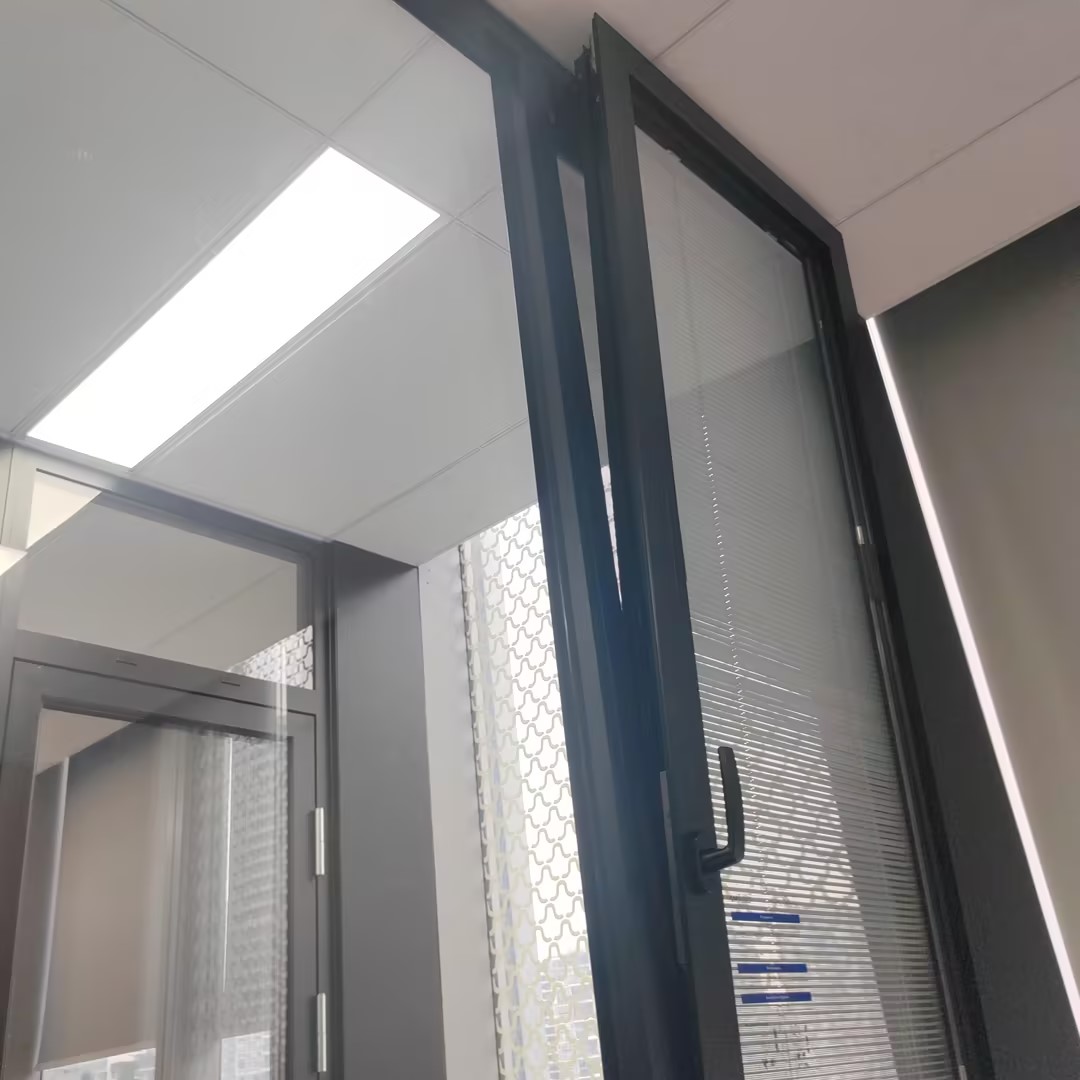 AMJ Orkaanbestendig Aluminium Raam Energiezuinig NFRC CSA AS2047 Glas Draai-kiepraam Dubbelglas Aluminium Raam