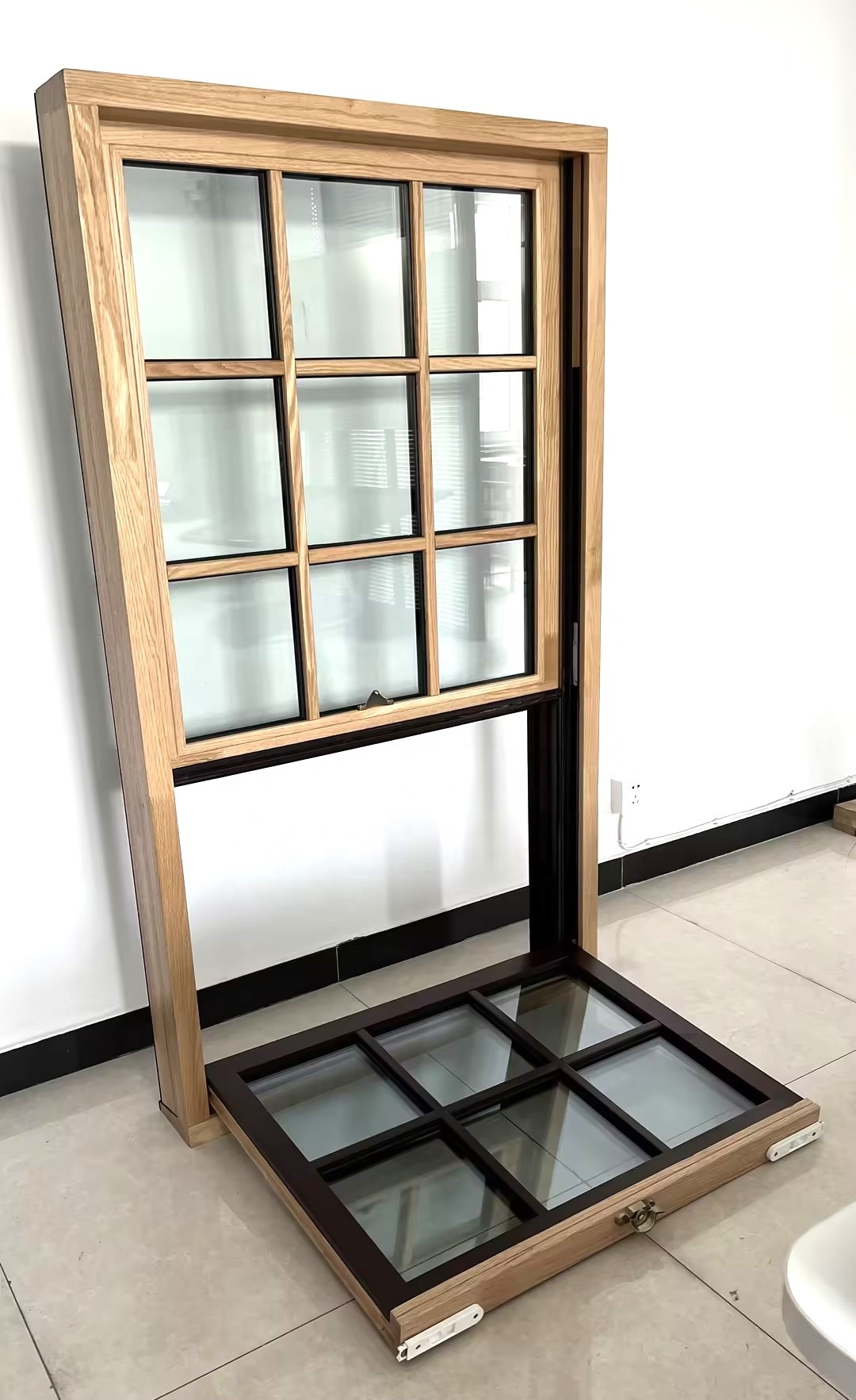 PENJOY Modern Stijl Voorgemonteerd Aluminium Bekleed Eikenhout Verticaal Schuifraam voor Buiten, Enkelvoudig Draaiend, Roestvrij Staal voor Badkamer