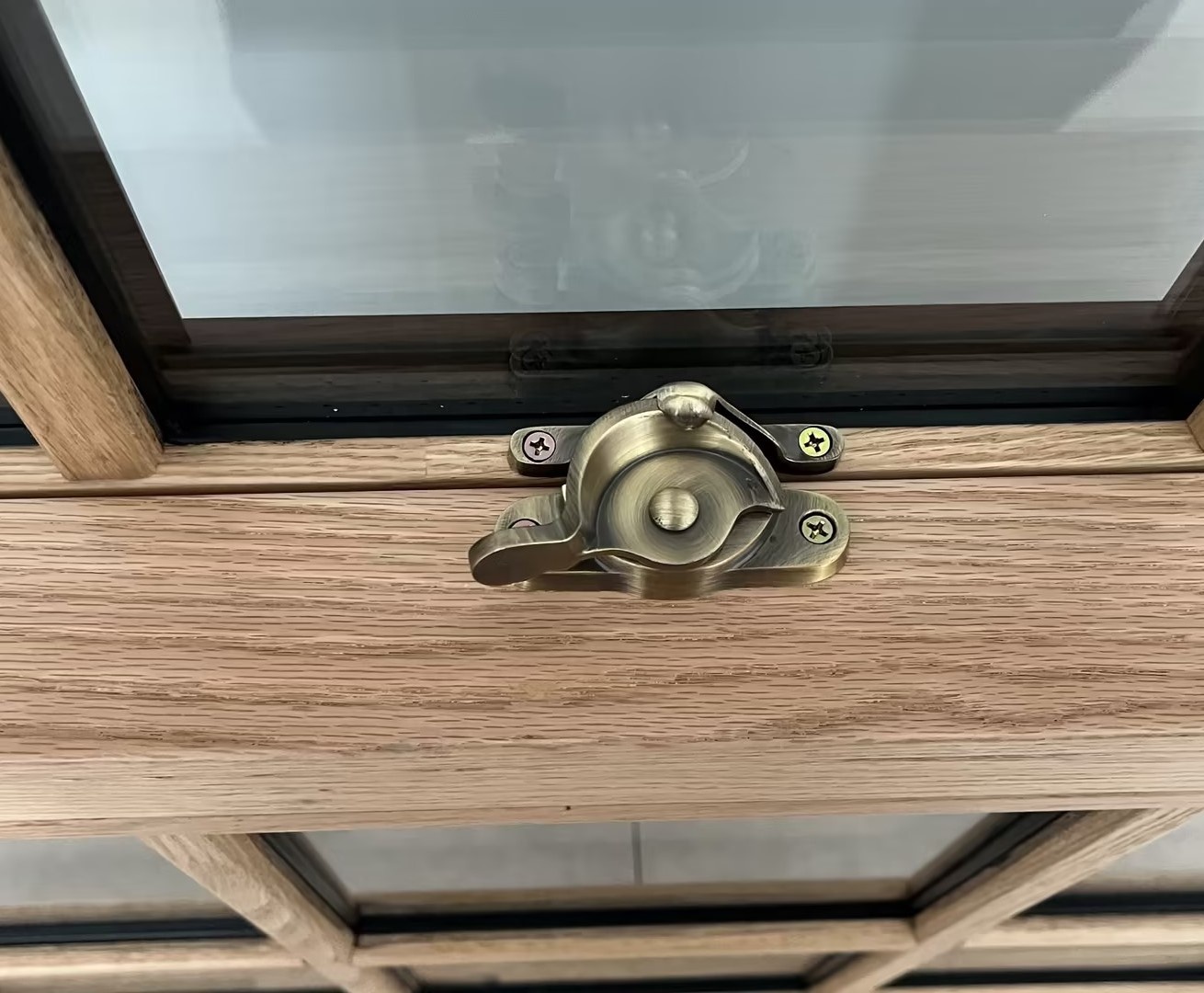 PENJOY Modern Stijl Voorgemonteerd Aluminium Bekleed Eikenhout Verticaal Schuifraam voor Buiten, Enkelvoudig Draaiend, Roestvrij Staal voor Badkamer