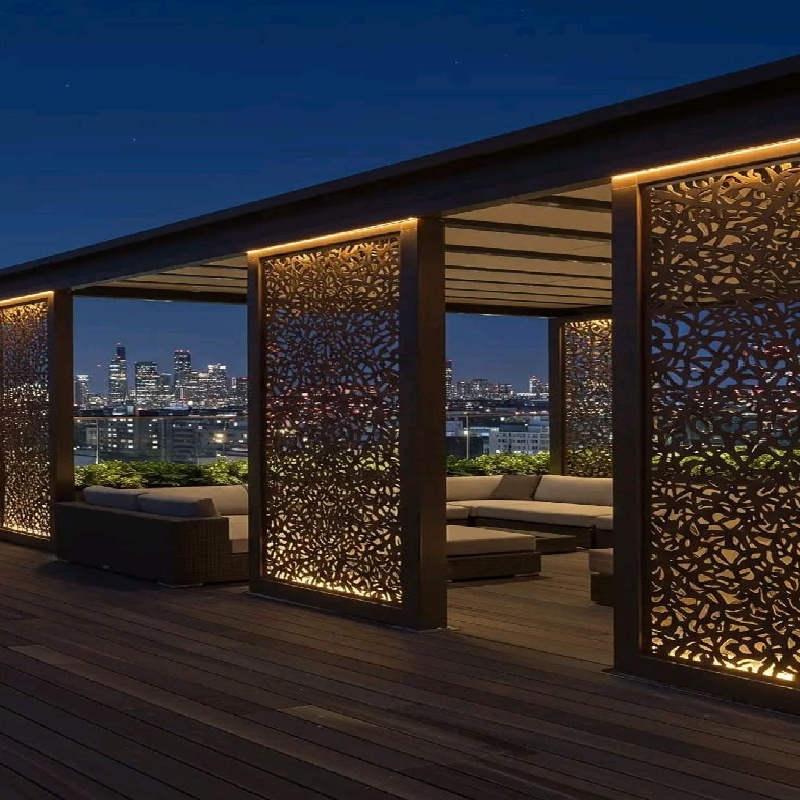 Moderne aluminium pergola voor buiten met glazen schuifdeur en dakconstructie voor een luxe achtertuin.