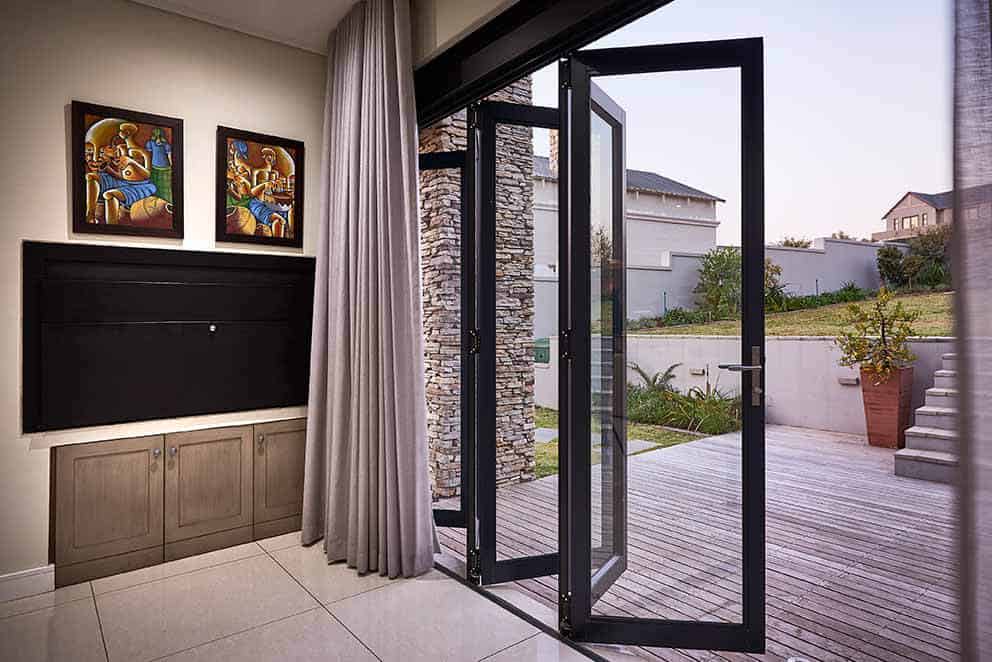 Luxe geïsoleerde buitenzijde met dubbel glas, Franse aluminium entree en vouwdeuren van glas.