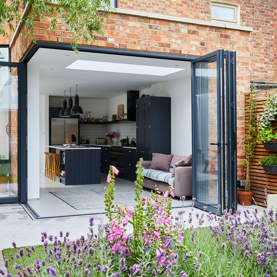 Luxe moderne vouwdeursystemen van aluminiumlegering met dubbel gehard glas, geschikt voor buitengebruik, dubbele vouwdeuren met afgewerkte oppervlakte, op maat gemaakt voor villa's.