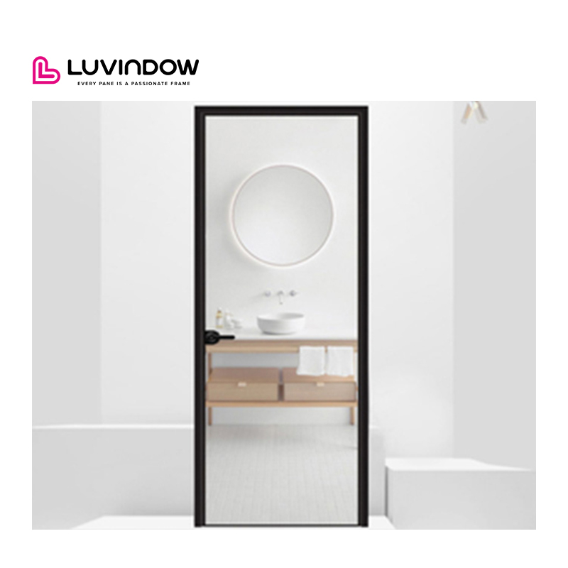Moderne, frameloze aluminium draaideur voor de badkamer, geschikt als toegangsdeur voor hotels.
