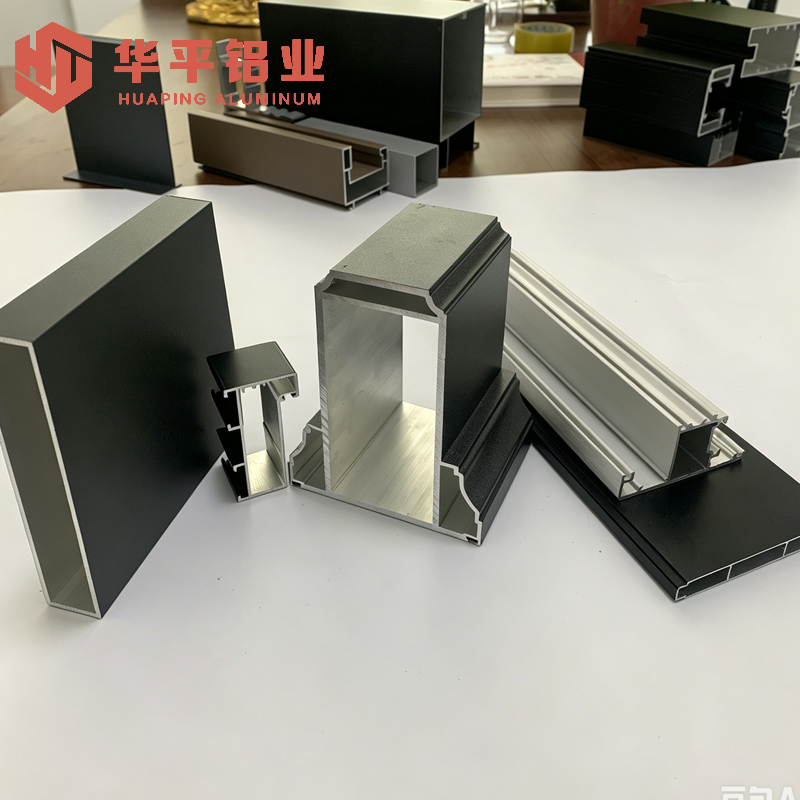 Stabiel aluminium raam- en deurprofiel met diverse decoratieve afwerkingen voor binnen- en buitendeuren en ramen.