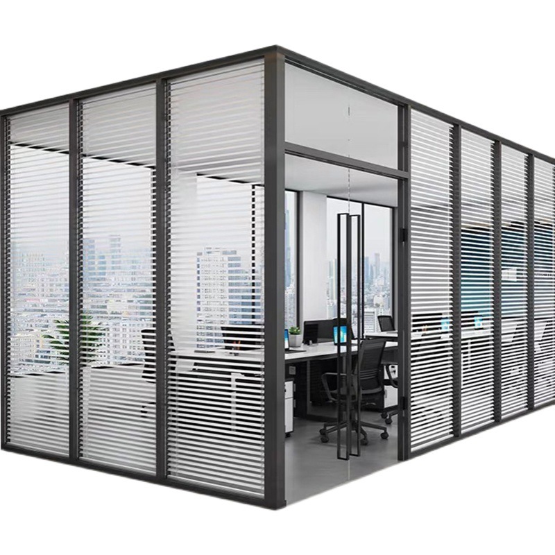 Moderne schuifwand met binnenzijde van aluminiumlegering en buitenzijde van glas, enkelvoudig gehard transparant, eenvoudige installatie, geluidsisolatie binnenshuis.
